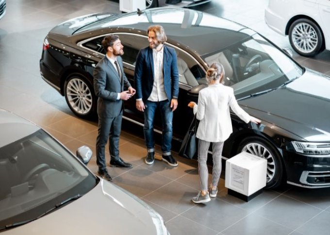 Kobieta i mężczyzna oceniają wartość samochodu, który chcą wziąć w leasing
